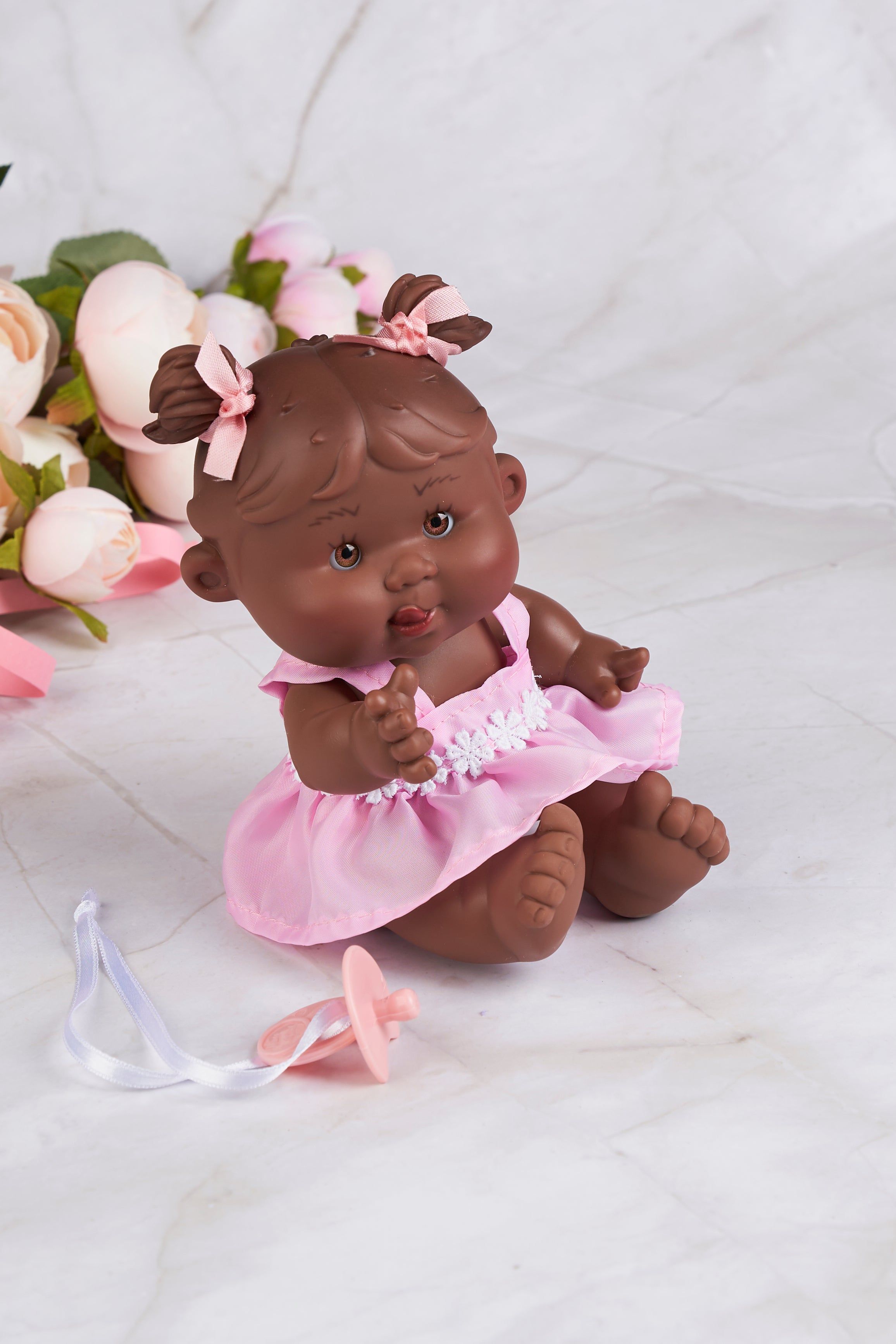 AnneBebe - Papusa Parfumata Pepotines Afro, cu Rochie Bretele roz Model Strengar, 21 cm 0494 Nines