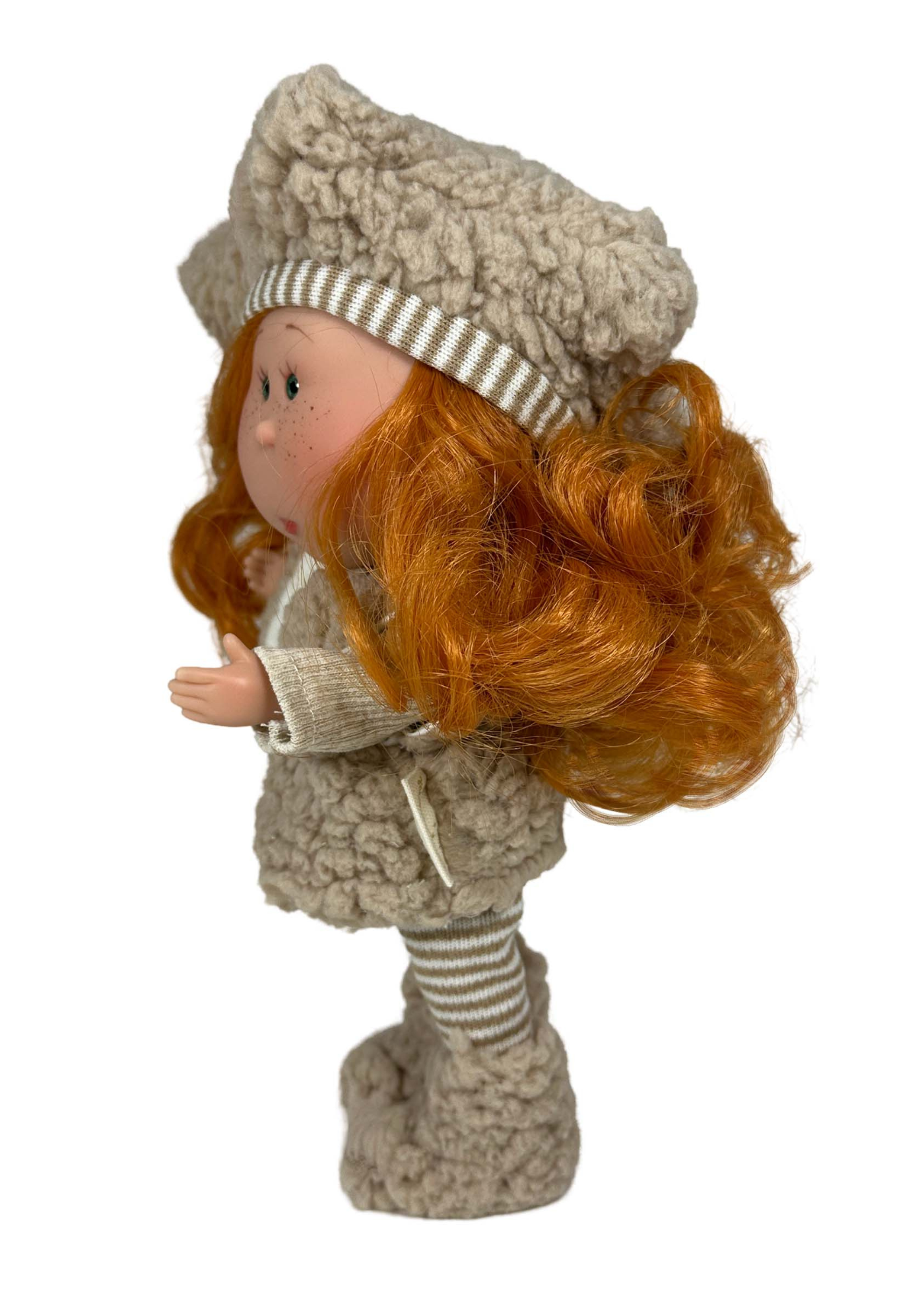 Papusa Parfumata Mia Forest Roscata, Corp Vinil cu Caciula Vesta si Botosei din Blanita Bej – 30 cm – 3156 – Nines