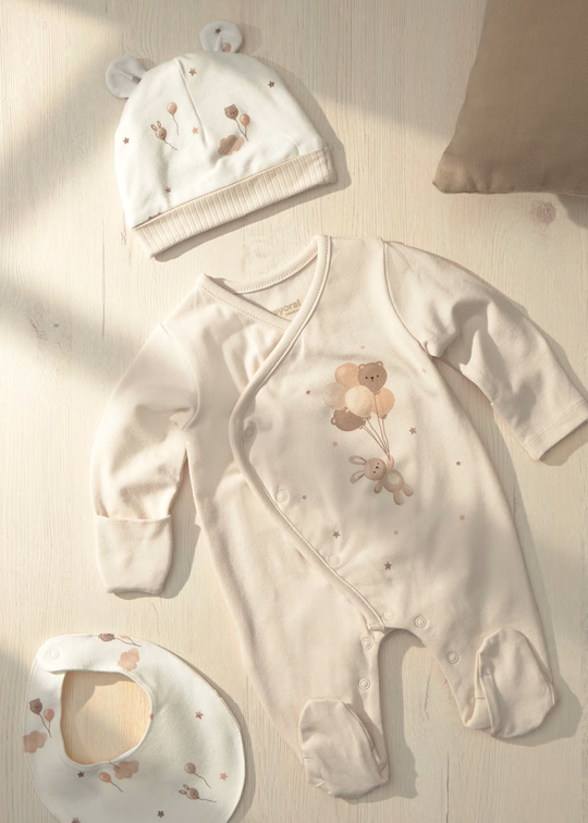 Set Pijama Bej cu Caciulita si Bavetica pentru Fetite Nou-Nascute 2748 – Mayoral