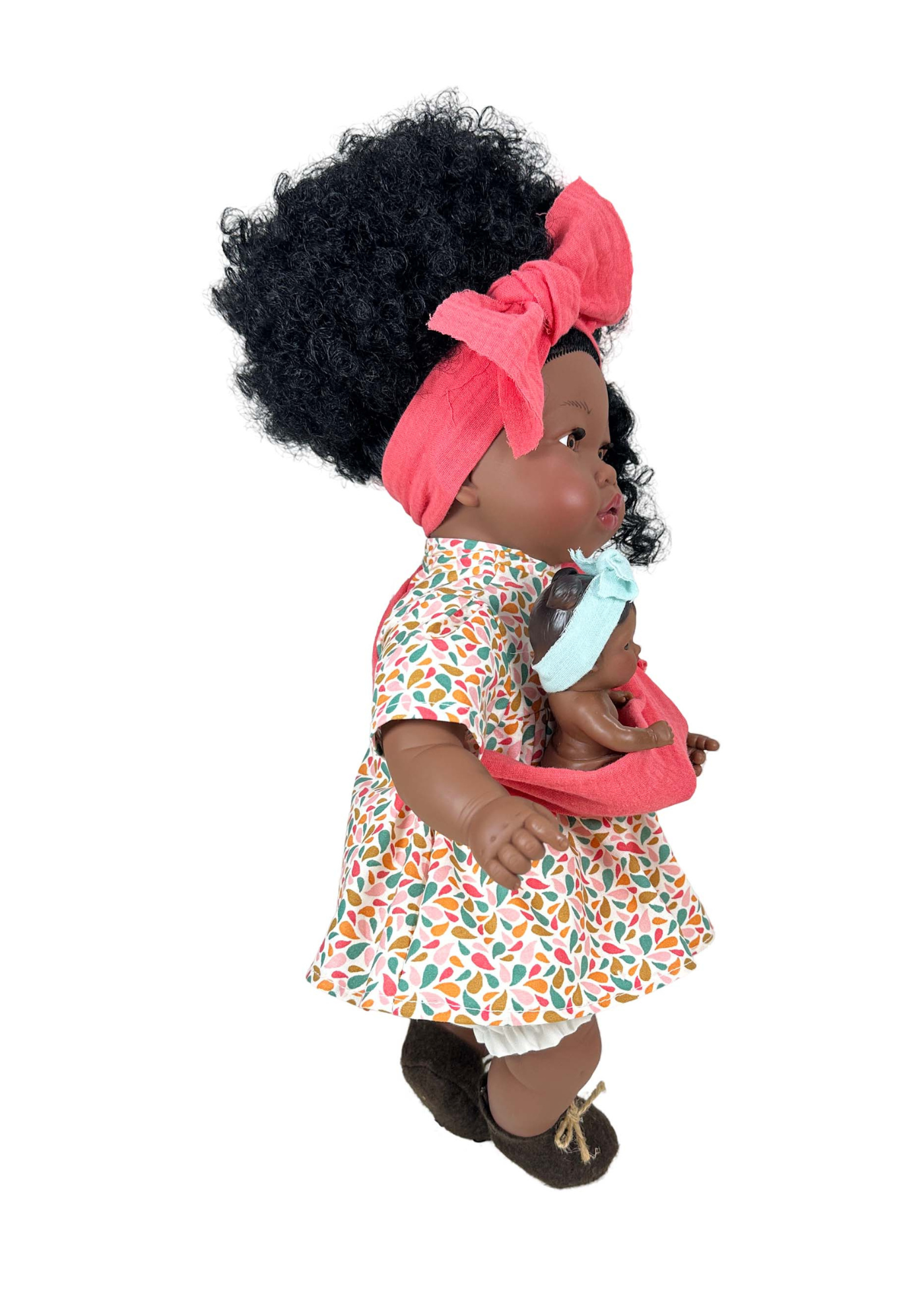 Papusa Parfumata Negresa Alika cu Mecanism Rochita Alba Imprimeu Multicolor si Bebelus in Esarfa – 40 cm – 3782 – Nines