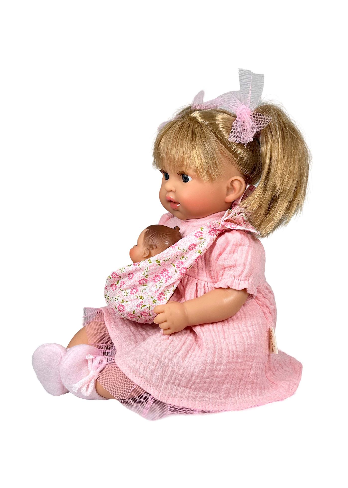 Papusa Parfumata Alex Blonda cu Mecanism Rochita din Muselina Roz si Bebelus in Esarfa – 40 cm – 4033 – Nines
