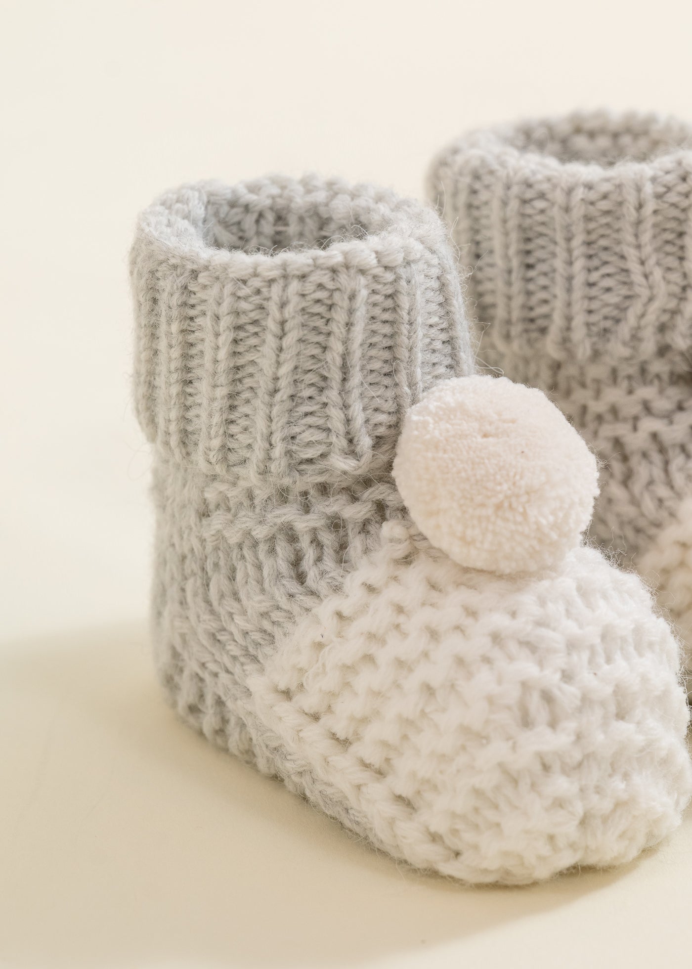 Botosi Tricotati Crem cu Gri 2207 Leo King