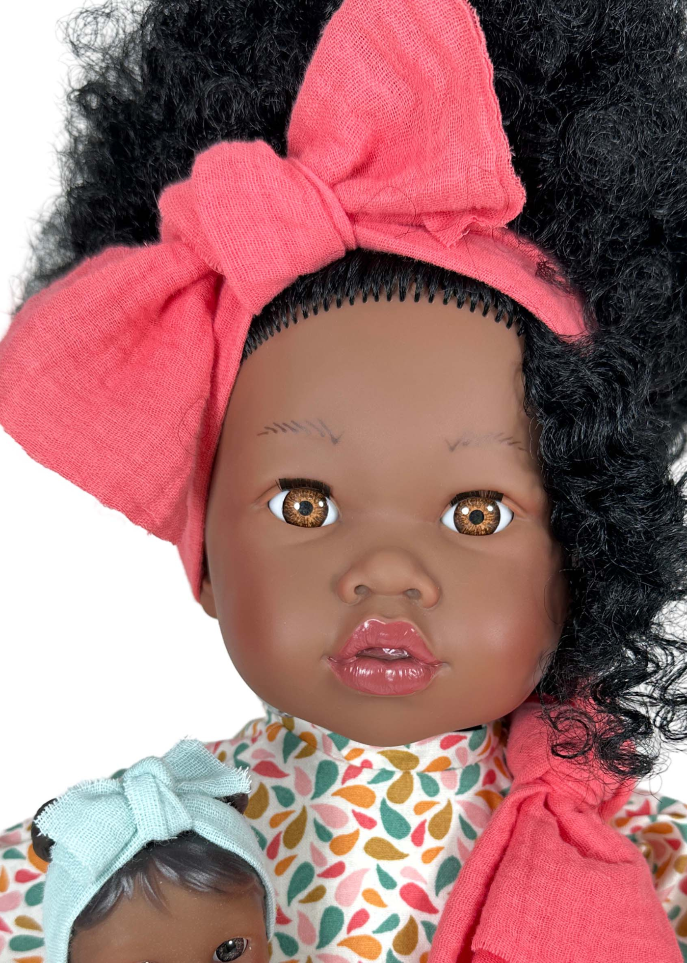 Papusa Parfumata Negresa Alika cu Mecanism Rochita Alba Imprimeu Multicolor si Bebelus in Esarfa – 40 cm – 3782 – Nines