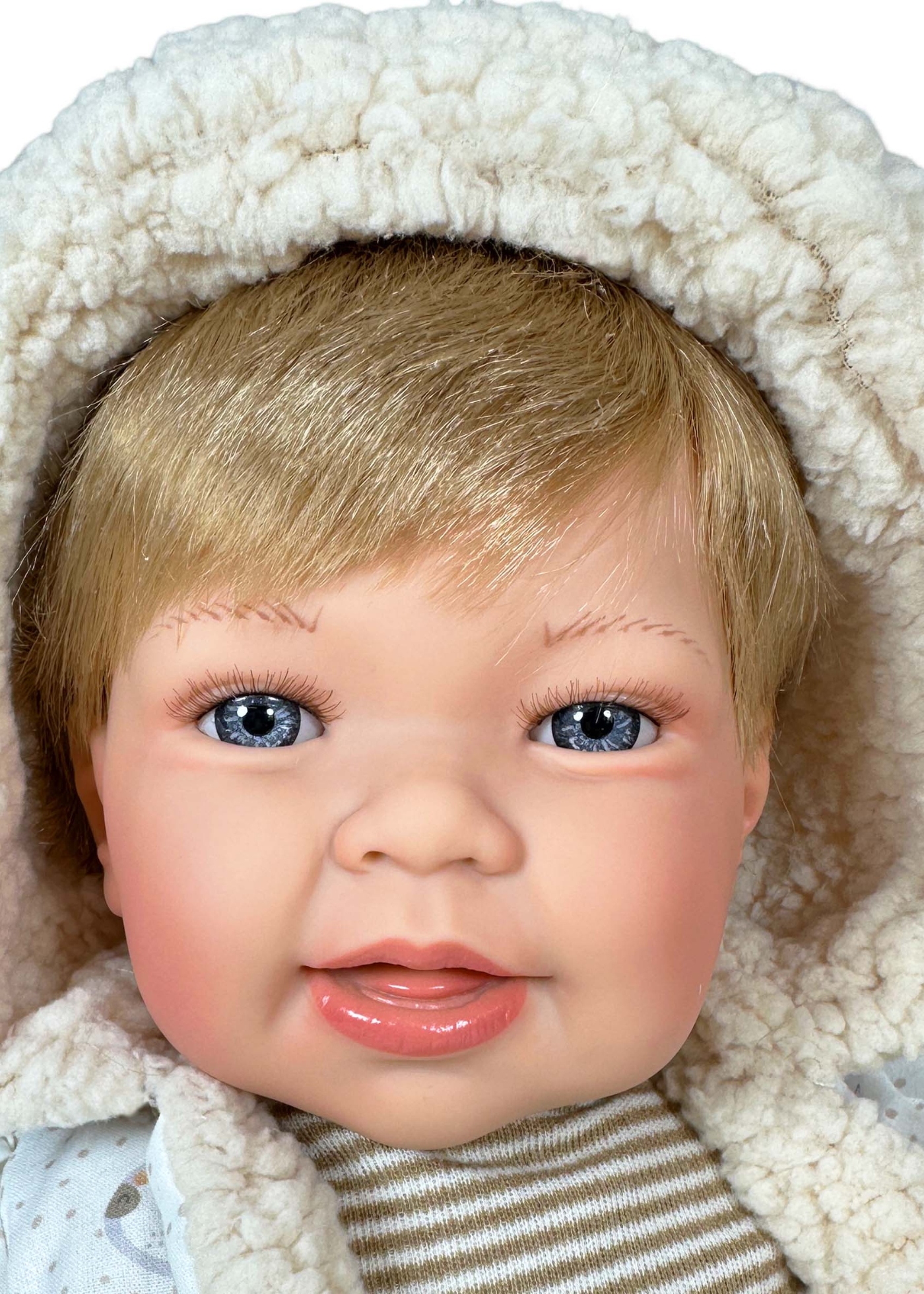 Papusa Parfumata Susi Blonda cu Mecanism, Pantaloni si Jacheta Alba Imprimeu Animale – 45 cm – 6703 – Nines