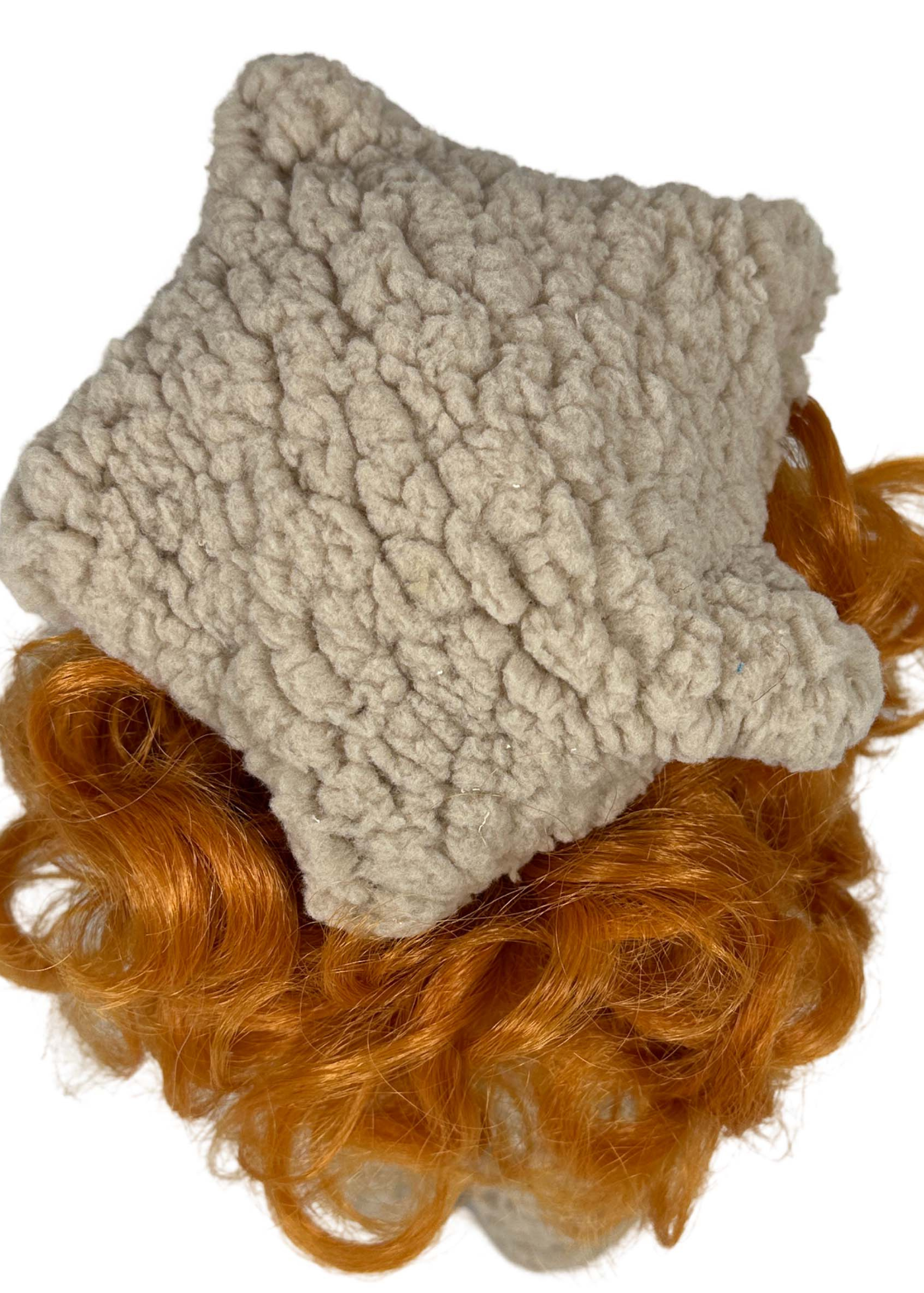 Papusa Parfumata Mia Forest Roscata, Corp Vinil cu Caciula Vesta si Botosei din Blanita Bej – 30 cm – 3156 – Nines