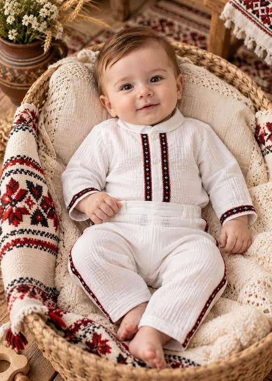 Costum Traditional de Botez din Muselina cu Banda Neagra si Flori Rosii pentru Baieti – AnneBebe