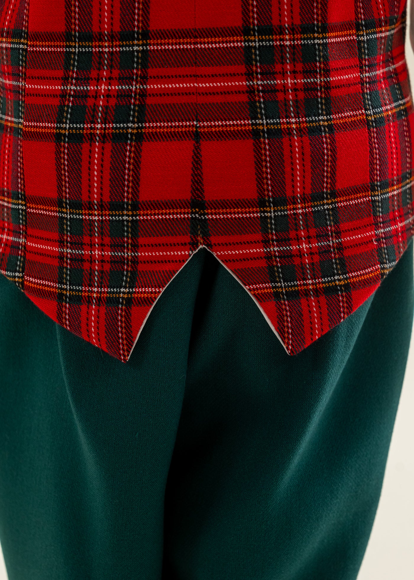 Costum Vesta Carouri Rosu Cu Verde Patru Nasturi AnneBebe