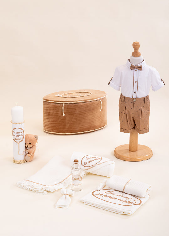 Set Botez Victor 4 Piese, Costum, Trusou, Lumanare si Cufar Personalizat Botez AnneBebe