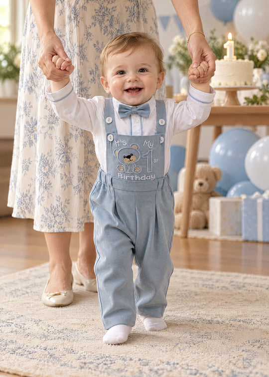 Costum Aniversar 1 An pentru Baieti cu Pantalon Bleu cu Bretele, Cheder si Broderie It's My 1st Birthday – AnneBebe