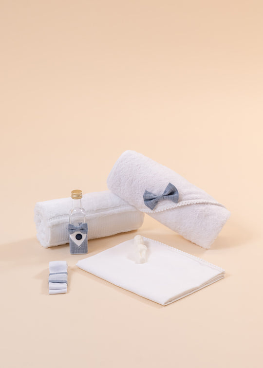 Білий костюм Alexandru з темно-синіми смужками, сірим бантом AnneBebe