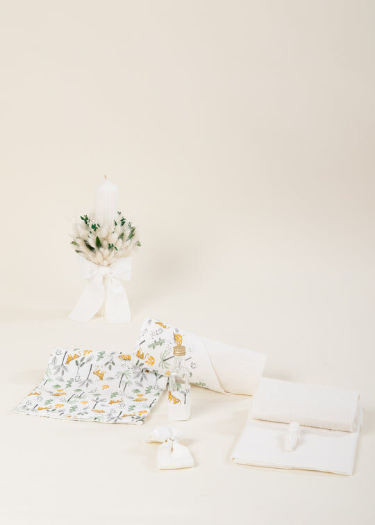 Set Botez 2 Piese, Lumanare si Trusou Muselina Crem cu Tigrii Personalizat Botez AnneBebe