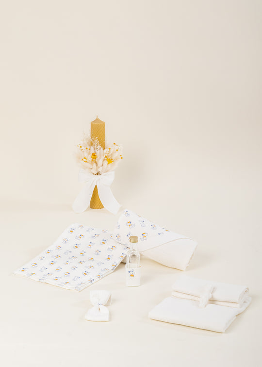 Set Botez 2 Piese, Lumanare si Trusou Muselina Crem cu Catei Personalizat Botez AnneBebe