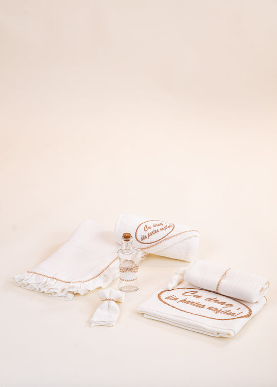 Trusou Crem Cu Danteluta Capucino Si Broderie "Cu Drag Din Partea Nasilor" AnneBebe