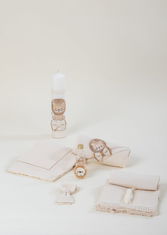 Set Botez Leu Brodat (Hector si Enzo) 2 Piese Lumanare si Trusou Personalizat Botez AnneBebe