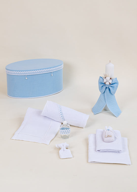 Set de Botez Bleu cu Trusou din Muselina, Lumanare si Cufar Decorat pentru Baieti – AnneBebe