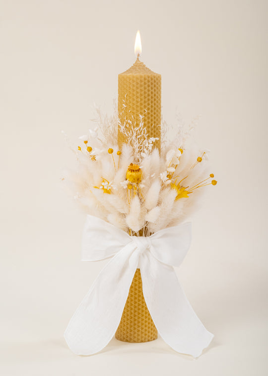 Lumanare Fagure Galbena Cu Funda In Crem Si Buchet De Flori Crem Cu Galben AnneBebe