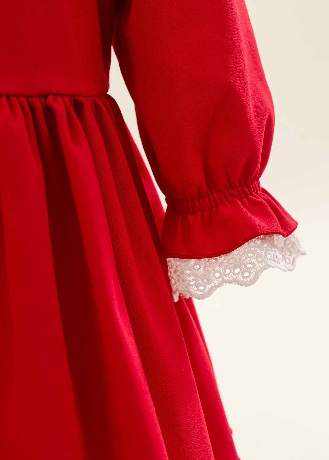 Rochita Stofa Rosie Cu Volanas Dantela Alba La Gat Si Maneca AnneBebe