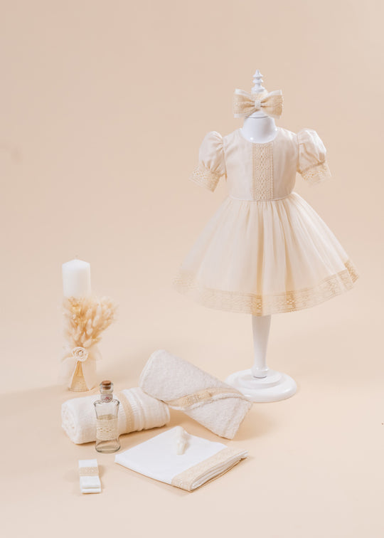 Set Botez Medeea 3 Piese, Rochita, Trusou si Lumanare Personalizat AnneBebe