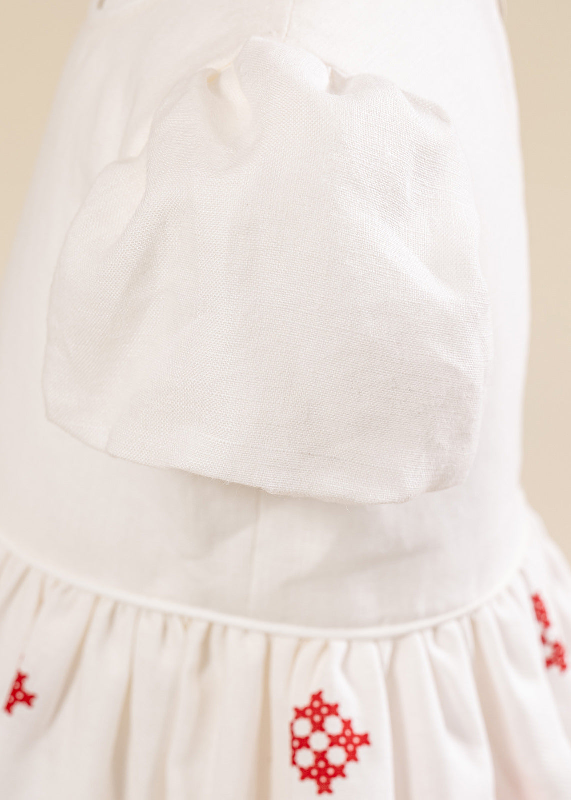 Set Botez Marilena 4 Piese, Rochie, Trusou, Lumanare si Cufar Personalizat Botez AnneBebe