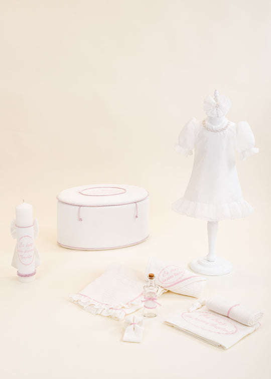 Set Botez Claudia 4 Piese, Rochita, Trusou, Lumanare si Cufar Personalizat Botez AnneBebe