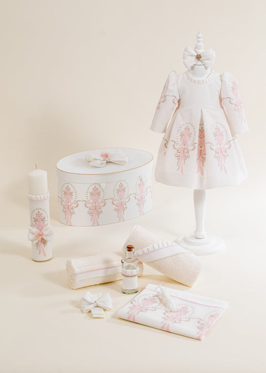 Set Botez Cristiana 4 Piese, Rochita, Trusou, Lumanare si Cufar Personalizat Botez AnneBebe