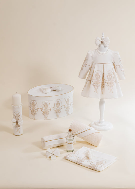 Set Botez Nicole 4 Piese, Rochita, Trusou, Lumanare si Cufar Personalizat Botez AnneBebe