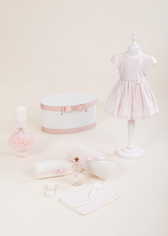 Set Botez Elvira 4 Piese, Rochita, Trusou, Lumanare si Cufar Personalizat Botez AnneBebe