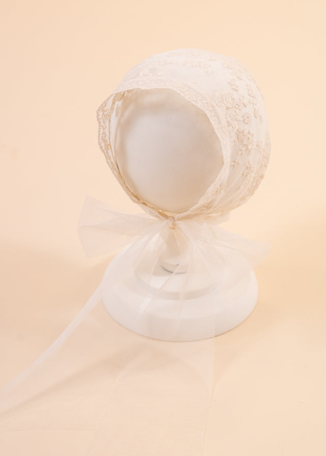 Set Elegant Rochita, Caciulita si Chilotel cu Dantela Capucino AnneBebe