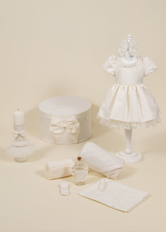 Set Botez Ivy 4 Piese, Rochita, Trusou, Lumanare si Cufar Personalizat Botez AnneBebe