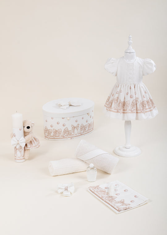 Set Botez Leila 4 Piese, Rochita, Trusou, Lumanare si Cufar Personalizat Botez AnneBebe