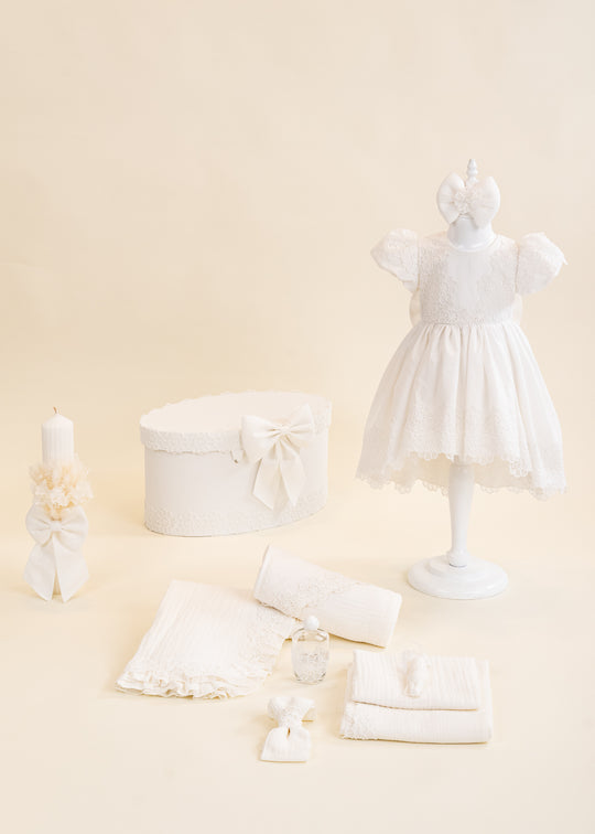 Set Botez Andra 4 Piese, Rochita, Trusou, Lumanare si Cufar Personalizat Botez AnneBebe
