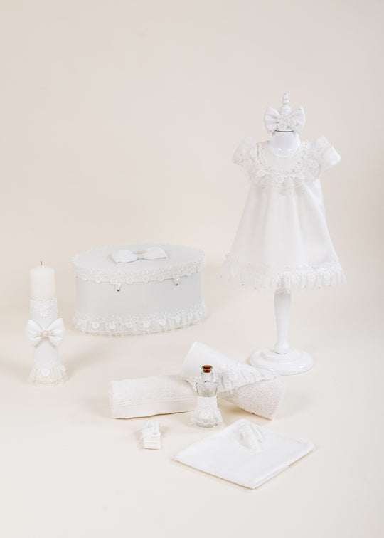 Set Botez Mirela 4 Piese, Rochita, Trusou, Lumanare si Cufar Personalizat Botez AnneBebe