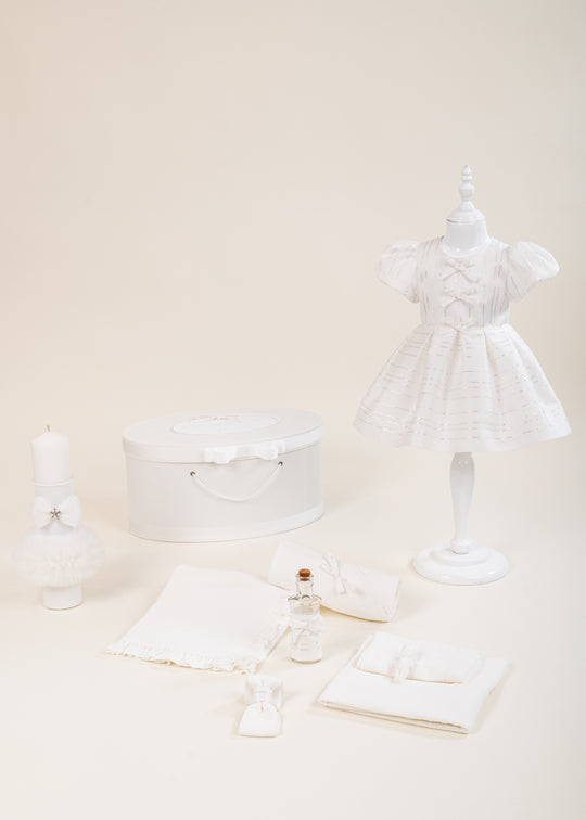 Set Botez Ana 4 Piese, Rochita, Trusou, Lumanare si Cufar Personalizat Botez AnneBebe