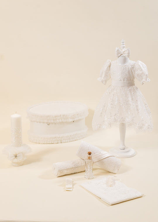 Set Botez Florina 4 Piese Rochie, Trusou, Lumanare si Cufar Personalizat Botez AnneBebe