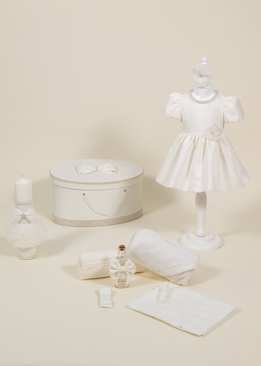 Set Botez Selena 4 Piese, Rochita, Trusou, Lumanare si Cufar Personalizat Botez AnneBebe