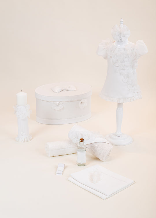 Set Botez Linda 4 Piese, Rochita, Trusou, Lumanare si Cufar Personalizat Botez AnneBebe
