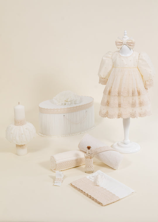 Set Botez Rachel 4 Piese, Rochita, Trusou, Lumanare si Cufar Personalizat Botez AnneBebe