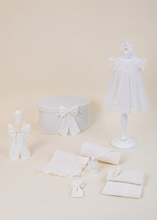 Set Botez Aimee 4 Piese: Rochita, Trusou, Lumanare si Cufar Personalizat – Aimee | AnneBebe