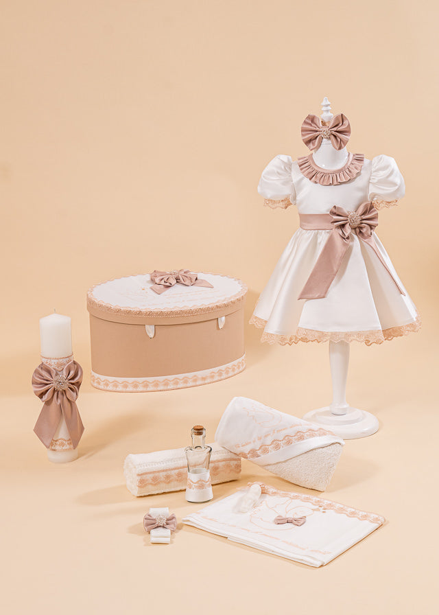 Set Botez Vivienne 4 Piese Rochita Trusou Lumanare si Cufar Personalizat Botez AnneBebe