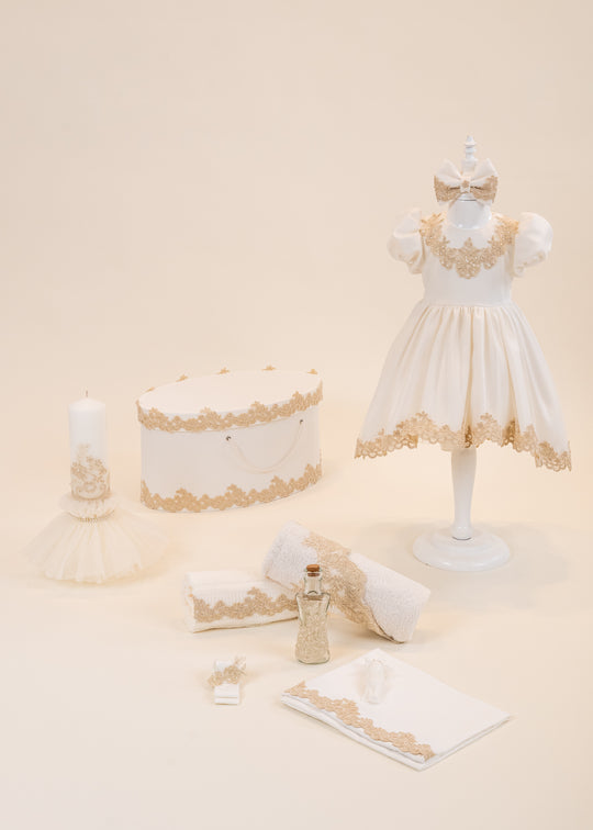 Set Botez Nicoleta 4 Piese, Rochita, Trusou, Lumanare si Cufar Personalizat Botez AnneBebe