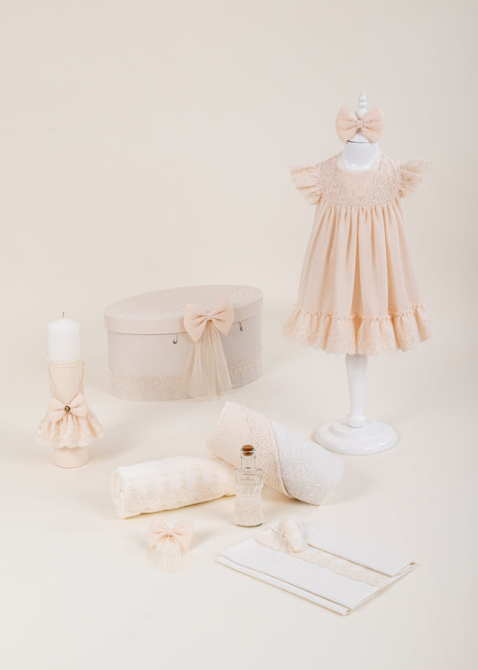 Set Botez Amelia 4 Piese, Rochita, Trusou, Lumanare si Cufar Personalizat Botez AnneBebe