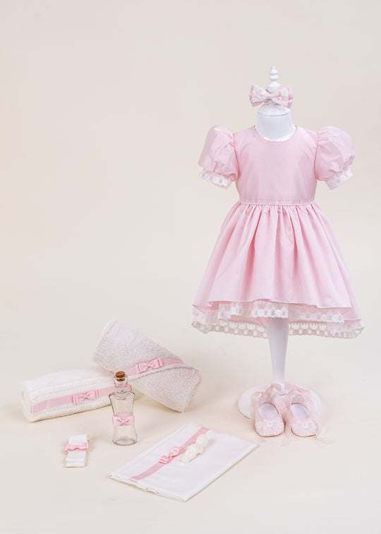 Set Botez Lily 2 Piese: Rochita cu Trena si Dantela si Trusou Personalizat pentru Fete – Lily | AnneBebe