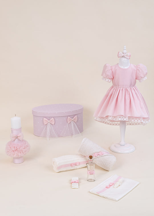 Set Botez Lily 4 Piese cu Rochita, Trusou, Lumanare si Cufar Personalizat pentru Fetite – Lily | AnneBebe