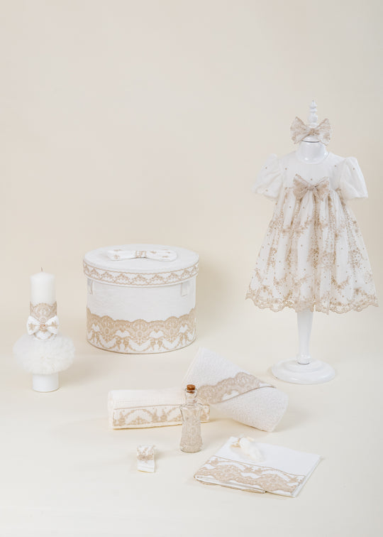 Set Botez Erica 4 Piese, Rochita, Trusou, Lumanare si Cufar Personalizat Botez AnneBebe