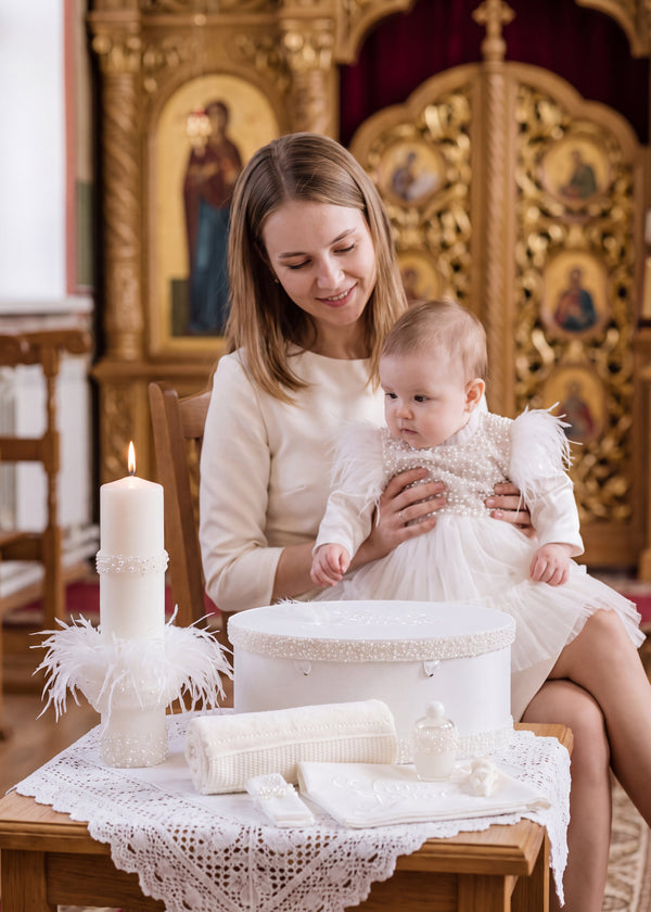 Set de Botez Complet 4 Piese cu Rochita, Trusou, Lumanare si Cufar pentru Fetite, Personalizat – Lizzie | AnneBebe