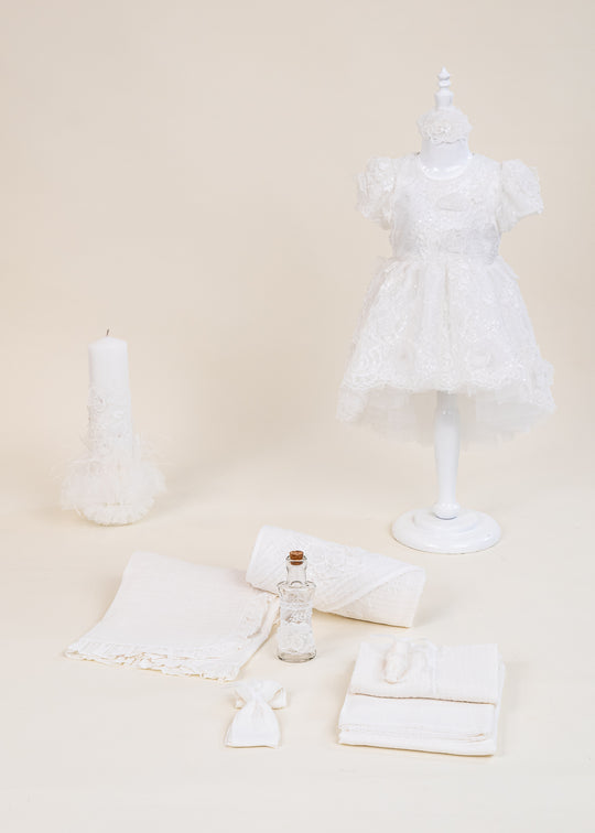 Set Botez Adina 3 Piese cu Rochita, Trusou si Lumanare pentru Fetite – Adina | AnneBebe
