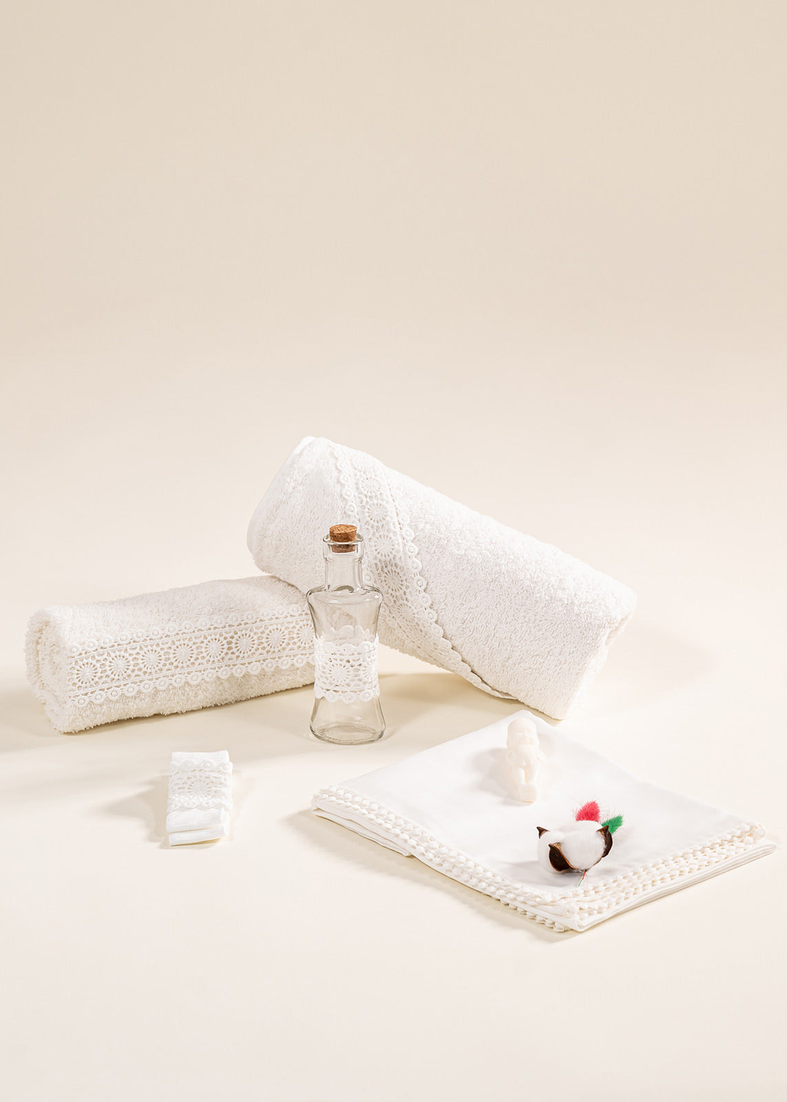 Set Botez Marilena 4 Piese, Rochie, Trusou, Lumanare si Cufar Personalizat Botez AnneBebe