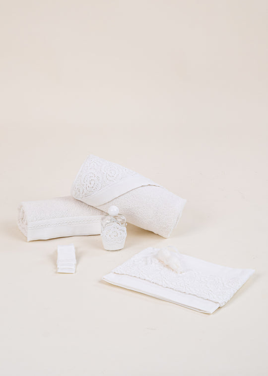 Trusou de Botez cu Dantela si Trandafiri Mari Crem pentru Fetite – July | AnneBebe