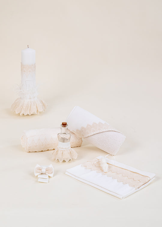 Set Botez Adele cu Lumanare si Trusou din Dantela Capucino pentru Fetite 2 Piese – Adele | AnneBebe
