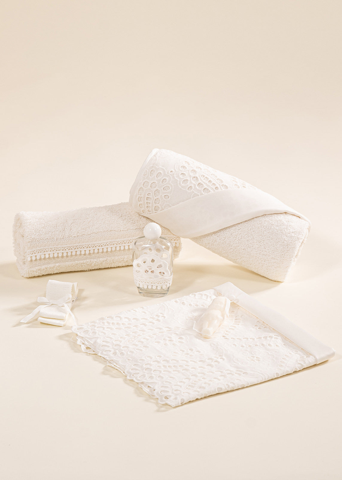 Set Botez Margareta 4 Piese, Rochie, Trusou, Lumanare si Cufar Personalizat Botez AnneBebe